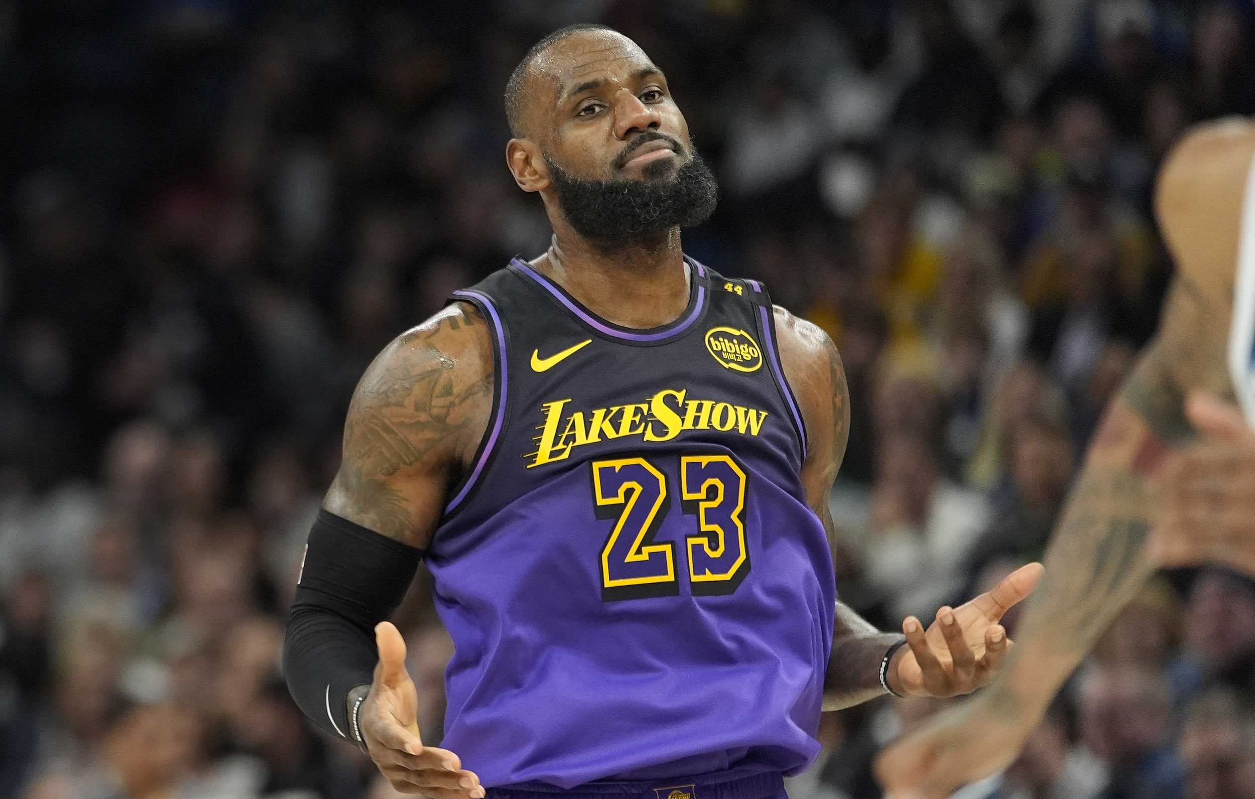 开云中国-清晨巴塞罗那止住颓势——NBA季后赛节点到来，话题不断，资深球员宣示担当